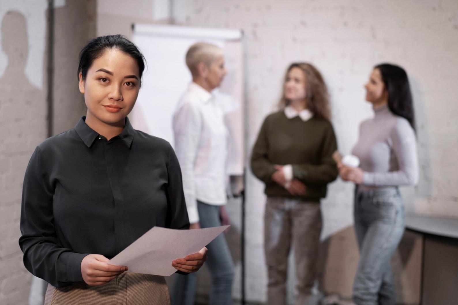 Diskusi strategi trading antara mentor dan peserta dengan analisis chart terperinci