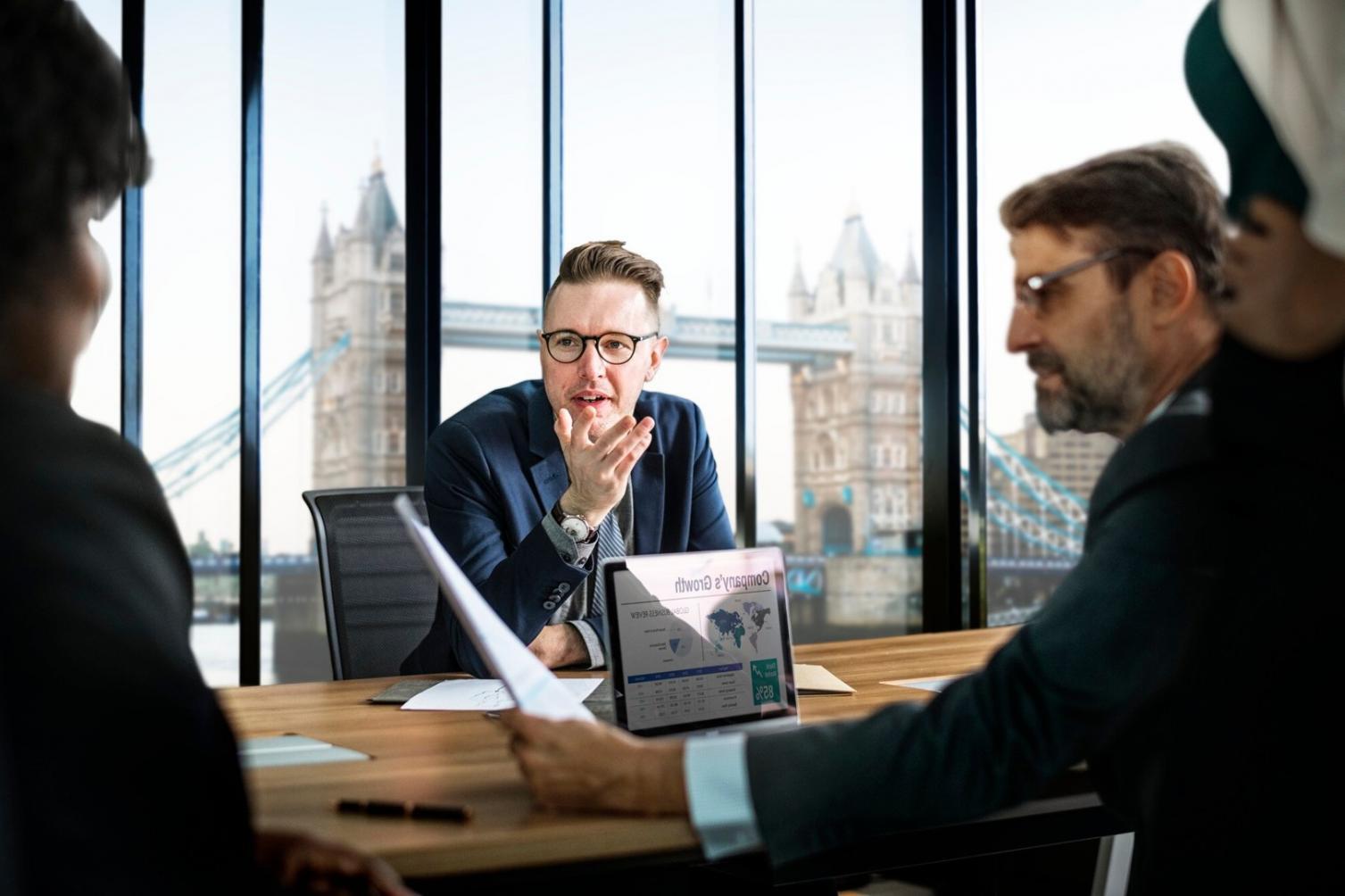 Workspace trader dengan multiple screen menampilkan data pasar real-time