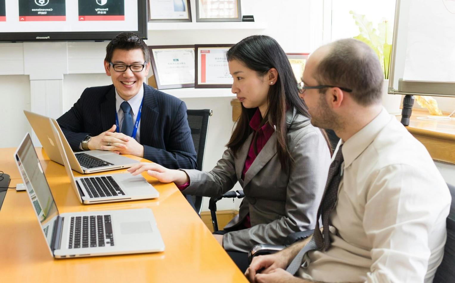 Sesi pembelajaran interaktif dengan analisis chart dan indikator teknikal